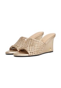 Geflochtene goldene Keilsandalen mit offenem Zeh, ausgestattet mit einem glatten, metallischen Fußbett und einem kleinen Logoakzent an der Ferse.
