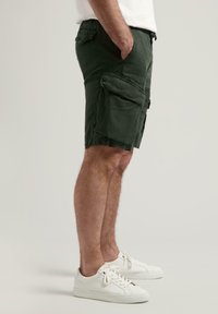 Dunkelgrüne Cargo-Shorts mit mehreren Seitentaschen, aus leichtem Stoff gefertigt, mit einem lässigen Schnitt und knielangem Design.