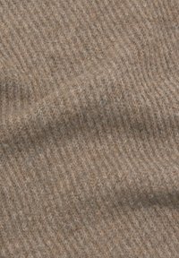 Beżowa dzianina o prążkowanej fakturze, charakteryzująca się miękkim, ciepłym dotykiem oraz subtelnymi wariacjami kolorystycznymi. Idealna do odzieży lub dodatków.