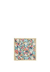 Cuadrado de tela floral en suave algodón; flores multicolores en azul, rosa y verde sobre un fondo crema con un borde dorado.
