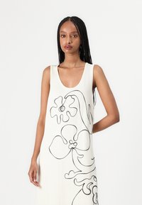 Marimekko HELMI BALUNS - Svetríkové šaty - white/dark grey