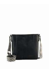 Zwarte leren crossbody tas met geometrisch patroon op de band, rechthoekige vorm, gladde textuur, voorzien van minimalistisch beslag en strakke lijnen.
