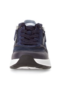 Marineblauwe sportieve schoenen met een bovenwerk van suède en leer, een gevoerde tong, vetersluiting, zijritsen en een dikke witte rubberen zool.