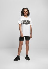 Mister Tee PRAY - T-shirts print - white