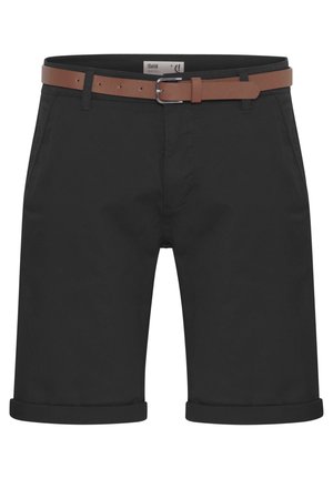Pantaloncini neri fino al ginocchio con risvolti e cintura in pelle marrone con fibbia d'argento in vita.
