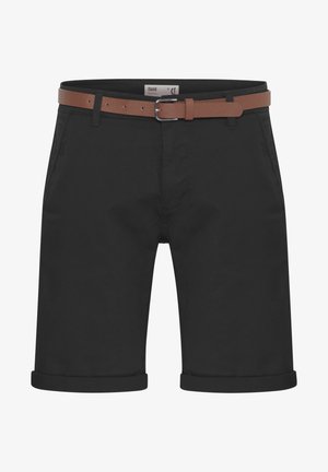 Pantaloncini neri fino al ginocchio con risvolti e cintura in pelle marrone con fibbia d'argento in vita.