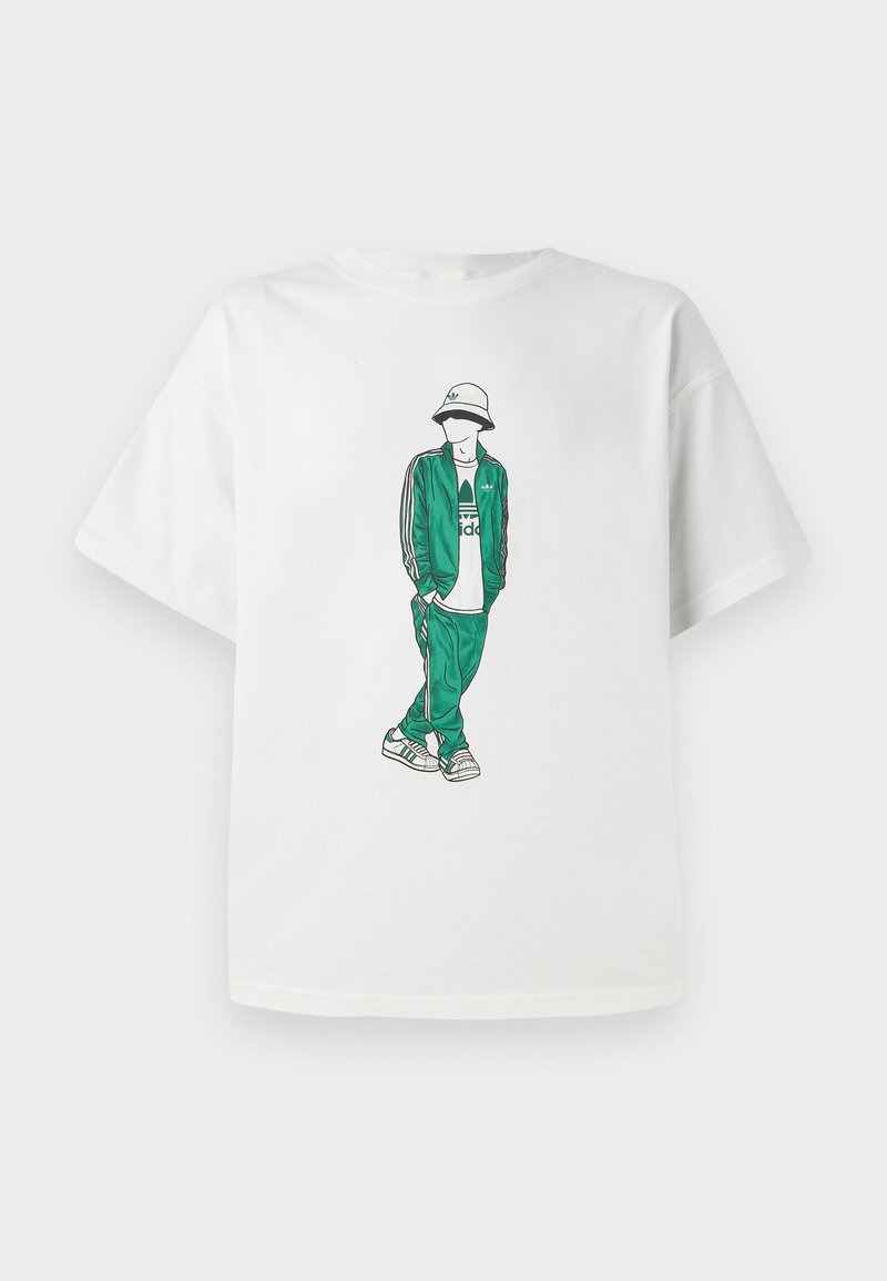 Weißes T-Shirt mit einer grünen, illustrierten Figur in einem Trainingsanzug, ausgestattet mit einem Bucket Hat und Sneakers. Einfaches Design mit kräftigen Konturen.