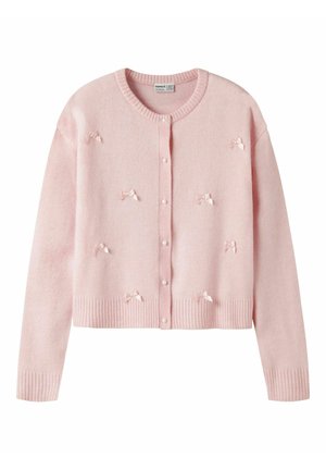 Cardigan tricoté rose doux avec manches longues, col rond, boutons en perles sur le devant et petits nœuds décoratifs en ruban à l'avant.