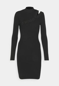 Robe noire côtelée à manches longues, col montant, avec une découpe diagonale sur une épaule, ornée d'une bande avec le logo "HUGO" en relief.