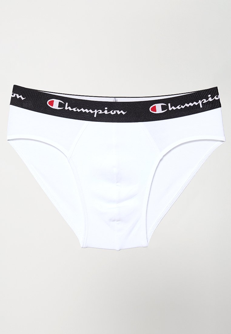 Białe bawełniane majtki z czarnym elastycznym pasem, na którym znajduje się logo "Champion" w białym i czerwonym kolorze, zaprojektowane dla komfortu i wsparcia.