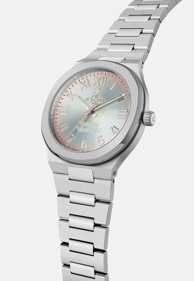 Zilveren roestvrijstalen horloge met een ronde wijzerplaat, iriserende achtergrond, Romeinse cijfers en roze accenten op de uur- en minuutwijzers.