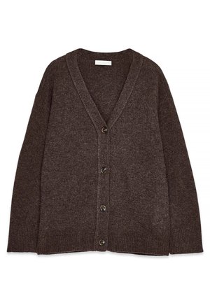 Bruine gebreide cardigan met een V-hals, lange mouwen en vijf knopen aan de voorkant. Zachte textuur en geribde mouwen en zoom.
