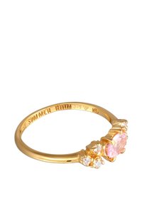 Guldring med en stor rosa ädelsten i mitten, omgiven av mindre klara stenar. Slät ring med gravyrer på insidan.