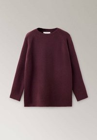 Pull en maille bordeaux foncé à manches longues avec poignets, ourlet et encolure ronde côtelés, présenté sur fond clair uni.