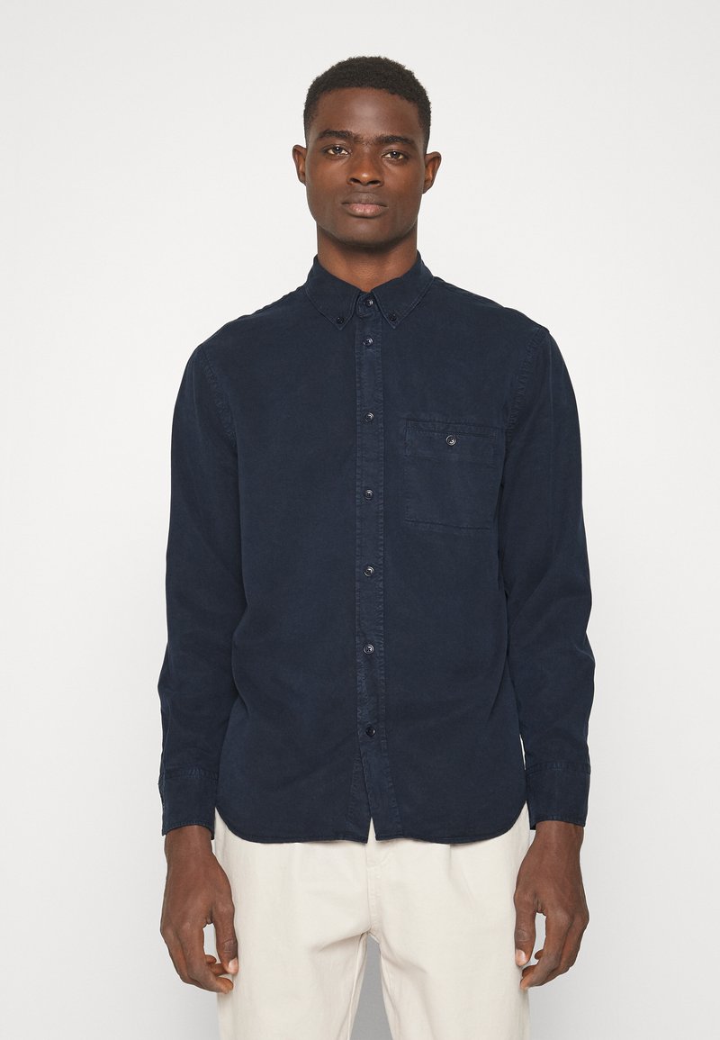 Camicia a maniche lunghe blu navy in cotone, con colletto button-down, tasca frontale e vestibilità classica con polsini abbottonati.