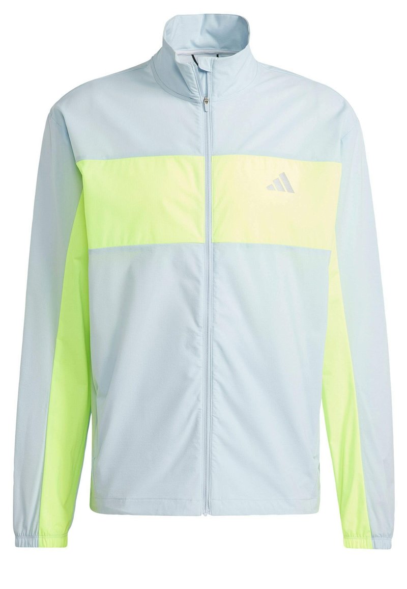 Hellblaues Jacket mit hohem Kragen, ausgestattet mit einem auffälligen fluoreszierenden grünen horizontalen Streifen über der Brust und an den Ärmeln. Mit Reißverschluss.