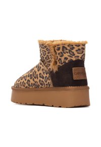 Botas de tobillo con estampado de leopardo y un collar de piel sintética marrón, textura de ante, suela de goma plana y un sutil acento de logo en el lateral.