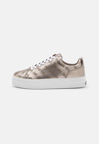 Sneaker in oro metallizzato con un motivo testurizzato, lacci bianchi e suola in gomma bianca. Presenta accenti con il logo e un design della punta arrotondata.