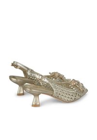 Chaussures à bride arrière dorées avec une texture tissée, un talon métallique de hauteur intermédiaire, des embellissements floraux et une semelle intérieure légèrement rembourrée.