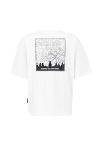 Camiseta de algodón blanca con un corte holgado, que presenta un gráfico en negro y gris en la parte posterior que representa un mapa y siluetas de personas.
