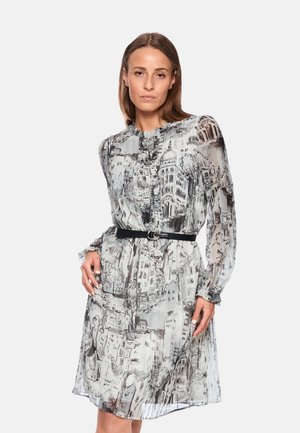 Langärmliges, graues Kleid mit einem Stadtbild-Muster. Verfügt über einen rüschierten Ausschnitt und einen schwarzen Gürtel in der Taille. Leichtes, halbtransparentes Material.
