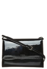 Bolso bandolera de cuero negro brillante con correa ajustable y hebilla plateada, forma rectangular y nombre de la marca grabado en la solapa frontal.