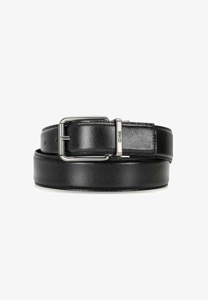 Czarny skórzany pasek o gładkiej teksturze i błyszczącej srebrnej klamrze, z wieloma otworami do regulacji rozmiaru oraz detalem w postaci przeszywanego brzeg.