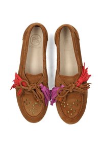 Mocasines de ante marrón con borlas de cuero en rojo y púrpura, tachuelas de latón en la zona de los dedos y plantillas visibles de "PS POELMAN".