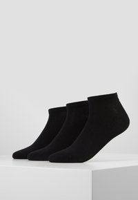 Drei Paar schwarze Knöchelsocken aus einem glatten, dehnbaren Stoff, mit einem gerippten Bündchen und einem nahtlosen Zehendesign.