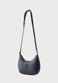 Tumši zila ādas soma, kas nēsājama pāri plecam, ar izliekta formas dizainu, regulējamu siksnu un zelta rāvējslēdzēja detaļu. Gluda tekstūra ar smalku graudu rakstu.