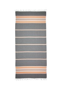 Grijze geweven deken met horizontale strepen in lichtroze, oranje en bruin. Afgewerkt met franjes aan de randen. Zachte textuur en rechthoekige vorm.