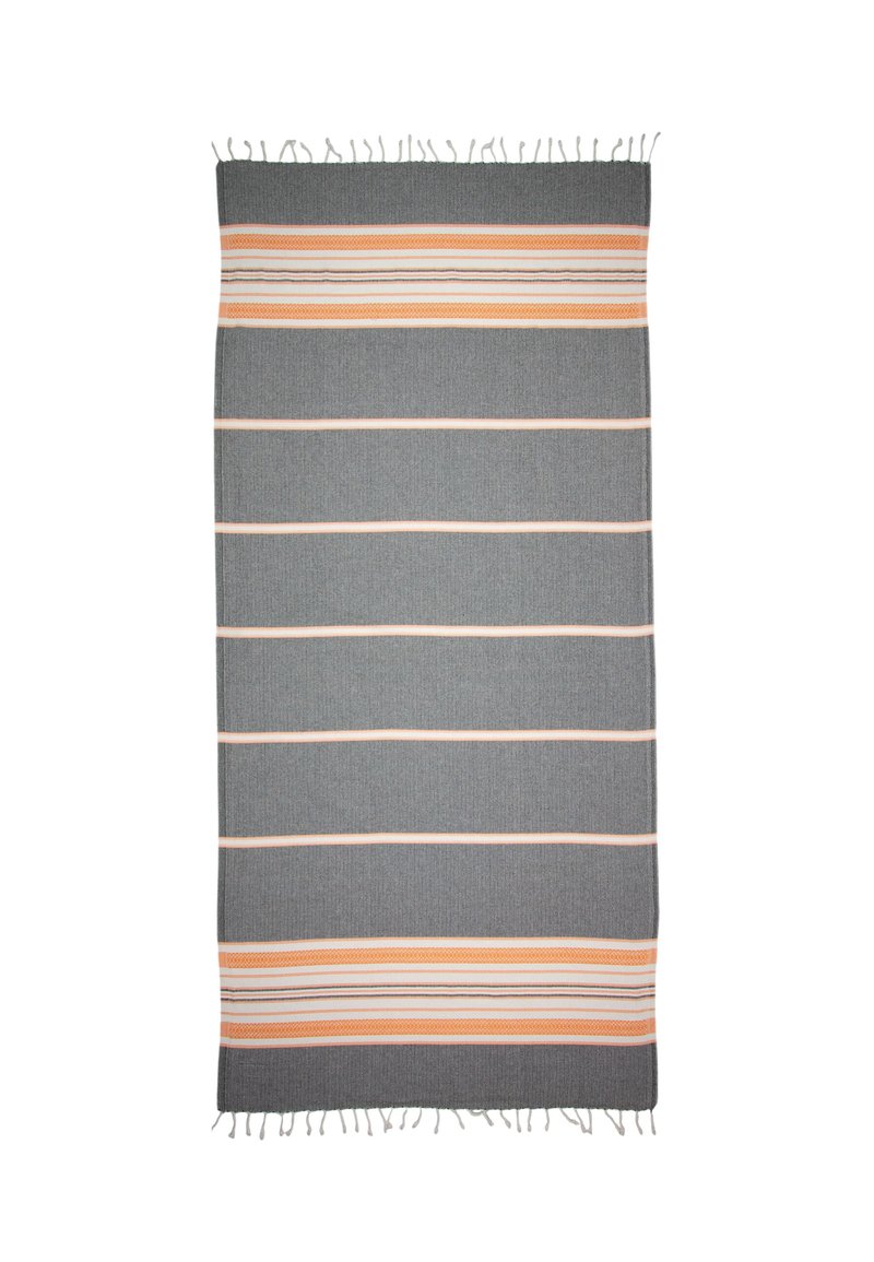 Grijze geweven deken met horizontale strepen in lichtroze, oranje en bruin. Afgewerkt met franjes aan de randen. Zachte textuur en rechthoekige vorm.