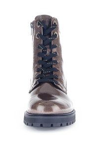 Botte de cheville à lacets en simili cuir marron avec une finition brillante, lacets texturés noirs et semelle en caoutchouc noir. Fermeture éclair sur le côté pour un enfilage facile.