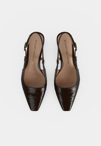 Une paire de chaussures slingback Stuart Weitzman marron foncé, à bouts pointus, avec l’avant texturé façon crocodile et des boucles dorées.