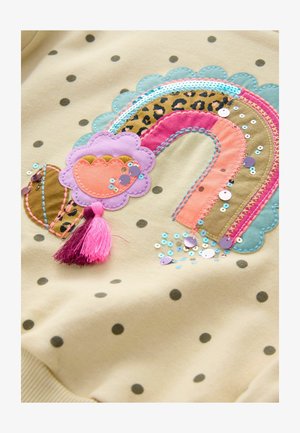 Béžová mikina s farebným dizajnom dúhy a akcentmi v ružovej, modrej a leopardej potlači, ozdobená flitrami a ružovým třásňami.