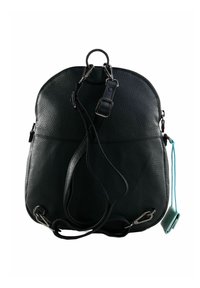 Zaino in pelle nera testurizzata con spallacci regolabili, chiusura a zip, accessori in metallo e un piccolo accessorio in pelle turchese attaccato da un cordino blu.