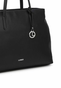 Schwarze Ledertasche mit glatter Textur, ausgestattet mit zwei langen Griffen, einem silbernen Logo-Anhänger und einem kleinen silbernen Markennamen am Boden.
