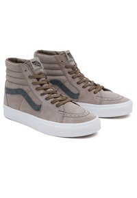 Sneaker alte in suede grigio con suola bianca in gomma, caratterizzate da lacci marroni e una striscia laterale blu.