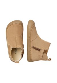 Stivaletti alla caviglia in suede tan con chiusura a zip laterale, punta rotonda e suola in gomma texturizzata. Rivestimento interno morbido e dettagli cuciti.