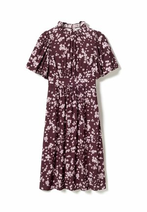Květinové šaty z bordó látky s růžovými květy, krátkými nafouklými rukávy, řaseným výstřihem a elastickým pasem.