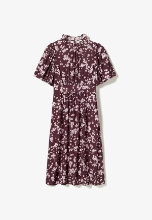 Kvetinové šaty z bordovej látky s ružovými kvetmi, krátkymi nafúknutými rukávmi, skladaným výstrihom a elastickým pásom.