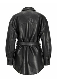 Musta nahkatakki vyöllä, pitkät hihat ja takana muotoiltu yoke. Ominaisuuksina sileä tekstuuri ja klassinen kaulus.