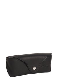 Čierny kožený púzdro na okuliare s zakriveným dizajnom, sponkou na zacvaknutie a jemne embosovaným logom. Hladký povrch s precíznym prešívaním.