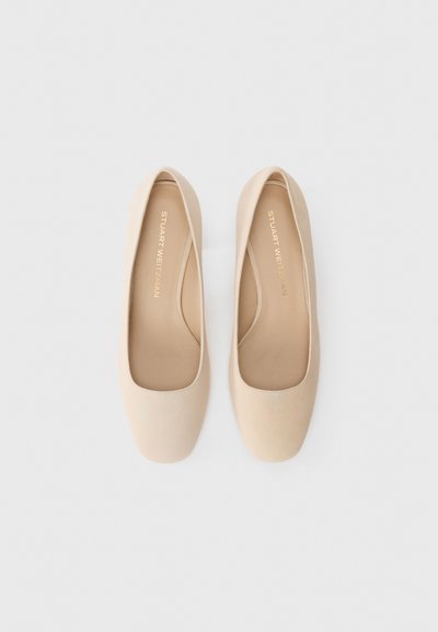 Balerini din suede bej, cu vârful rotund, textură netedă și design minimalistic. Prezintă logo-ul mărcii în aur pe talpa interioară.
