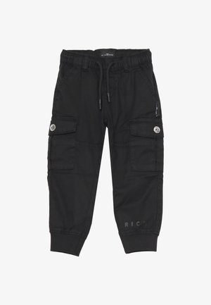 Pantaloni cargo neri con elastico in vita, cordino, molteplici tasche e polsini a coste. Presenta un dettaglio del logo sulla gamba.