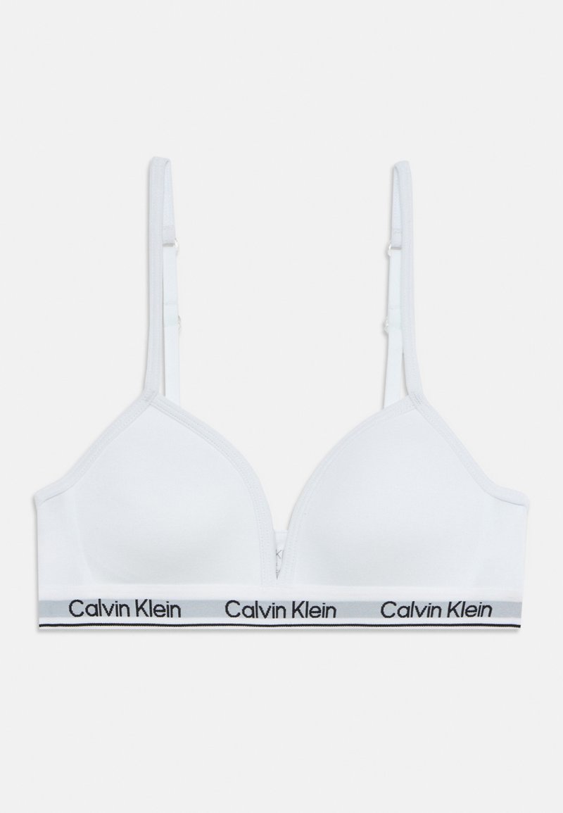 Άσπρο ασύρματο σουτιέν Calvin Klein με ρυθμιζόμενους ιμάντες και ελαστική ταινία με το λογότυπο στη βάση σε απλό φόντο.