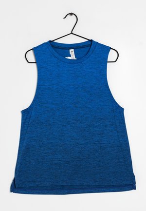 Mouwloos blauw atletisch tanktop met afgeronde halslijn hangend aan een zwarte metalen hanger tegen een witte achtergrond.