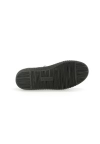 Semelle de chaussure en caoutchouc noir avec des rainures texturées, arborant un logo au centre et des nervures horizontales pour l'adhérence.