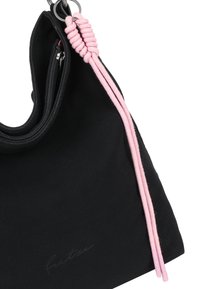 Zwarte stoffen handtas met een ritssluiting. Kenmerkt zich door een roze geknoopte touwaccent en een zilverkleurige hardware lus. Eenvoudig ontwerp, zachte textuur.