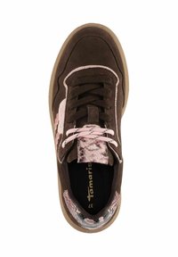 Bruna mockaskorsöver med rosa ormskinsmönster, rund tå, platta snören och gummisula. Har en vadderad innersula för komfort.